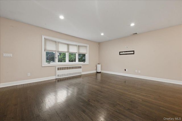 195 Scarcliffe Drive, Malverne, NY 11565