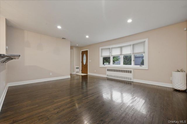 195 Scarcliffe Drive, Malverne, NY 11565