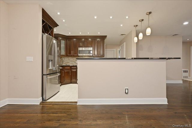 195 Scarcliffe Drive, Malverne, NY 11565