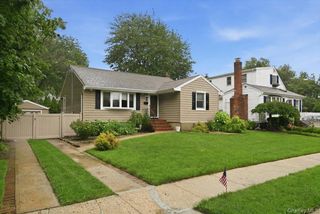 195 Scarcliffe Drive, Malverne, NY 11565