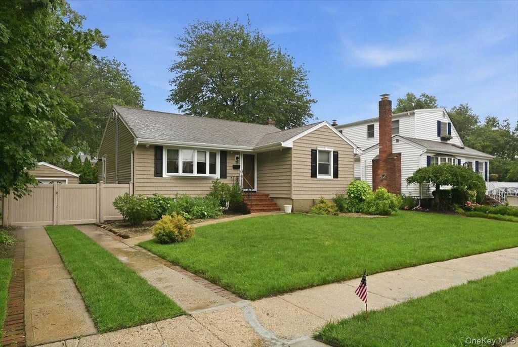 195 Scarcliffe Drive, Malverne, NY 11565