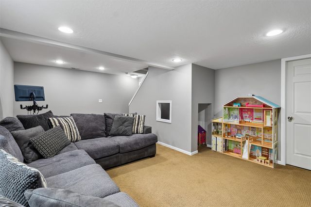 2441 Pine Court, Van Meter, IA 50261