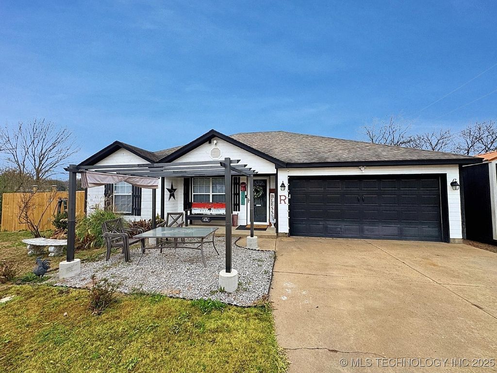 1208 S Polk Avenue, Wagoner, OK 74467