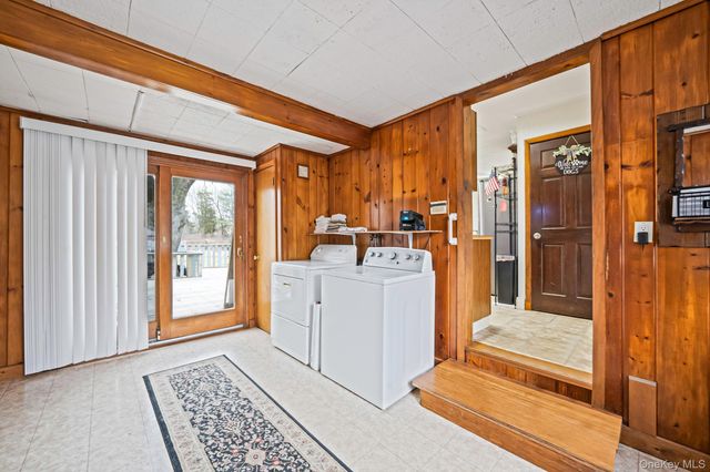 9 Barnes Road, Manorville, NY 11949