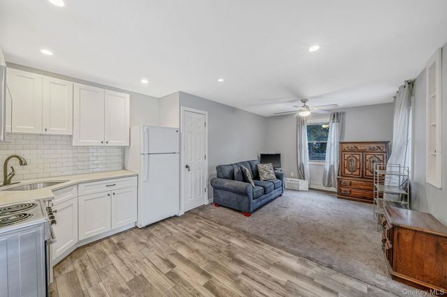 9 Barnes Road, Manorville, NY 11949