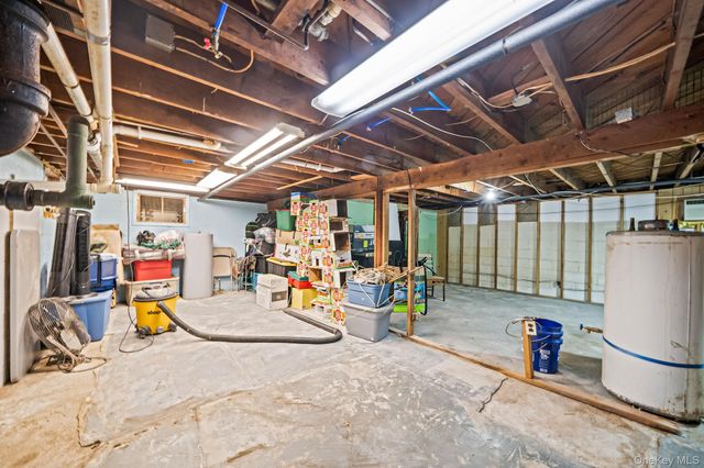 9 Barnes Road, Manorville, NY 11949