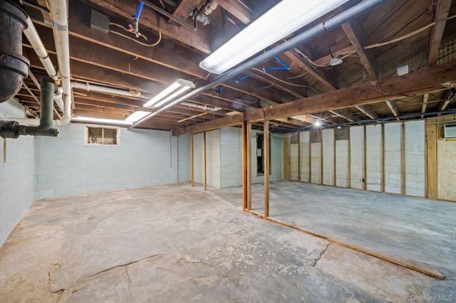 9 Barnes Road, Manorville, NY 11949