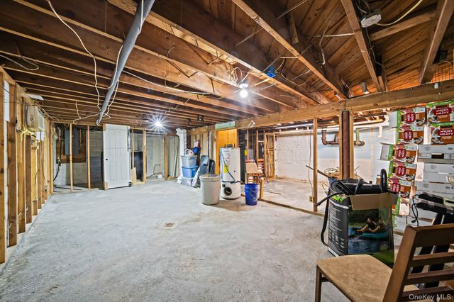 9 Barnes Road, Manorville, NY 11949