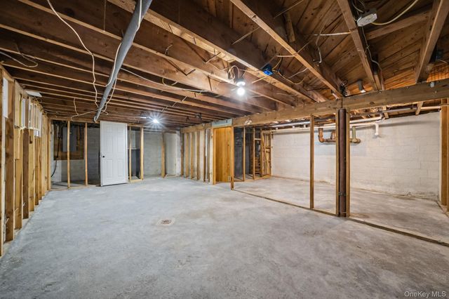 9 Barnes Road, Manorville, NY 11949