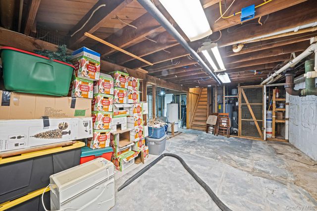 9 Barnes Road, Manorville, NY 11949