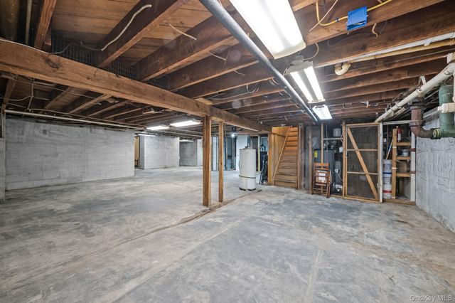 9 Barnes Road, Manorville, NY 11949