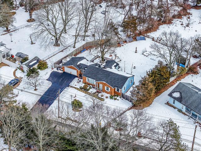 9 Barnes Road, Manorville, NY 11949