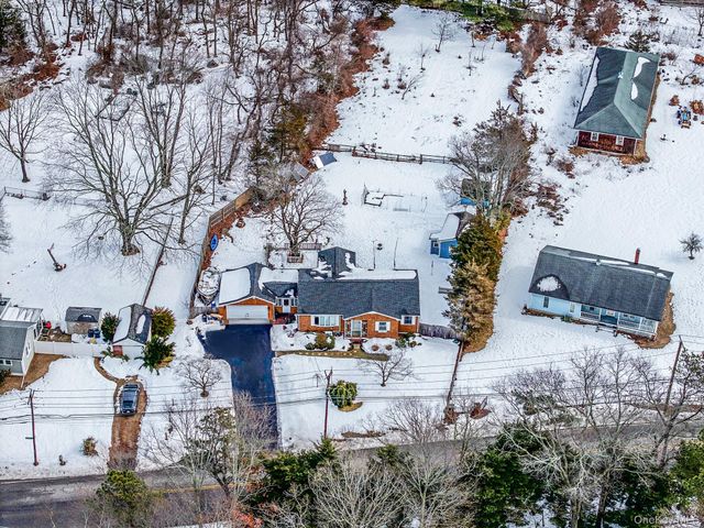 9 Barnes Road, Manorville, NY 11949