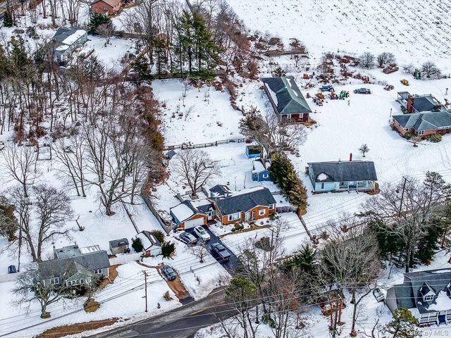 9 Barnes Road, Manorville, NY 11949