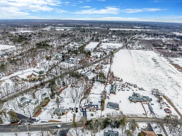 9 Barnes Road, Manorville, NY 11949