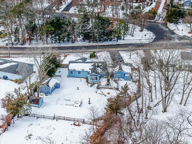 9 Barnes Road, Manorville, NY 11949