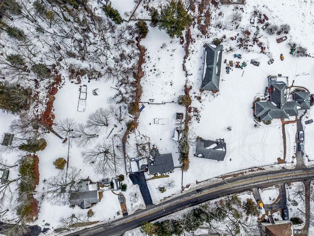 9 Barnes Road, Manorville, NY 11949