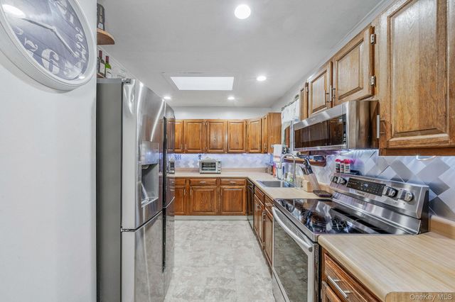 9 Barnes Road, Manorville, NY 11949