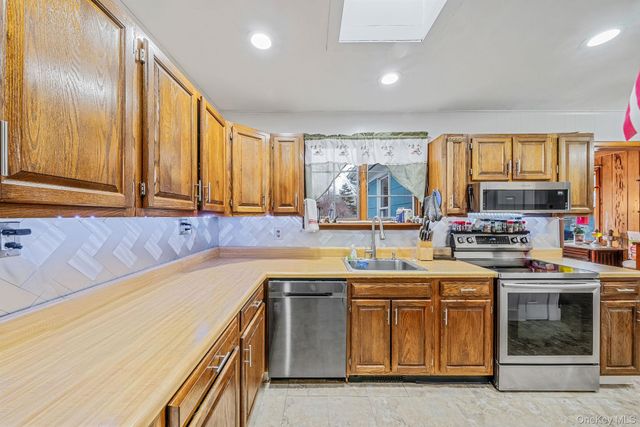 9 Barnes Road, Manorville, NY 11949