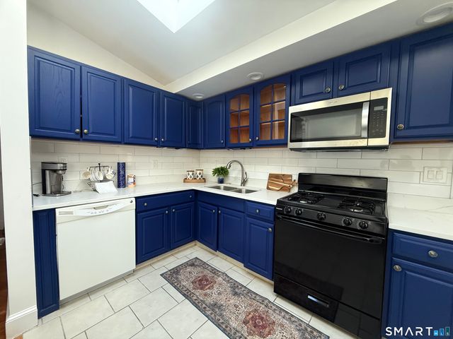 883 Montauk Avenue, New London, CT 06320