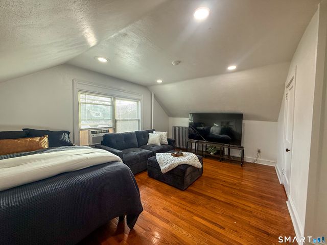 883 Montauk Avenue, New London, CT 06320