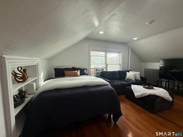 883 Montauk Avenue, New London, CT 06320