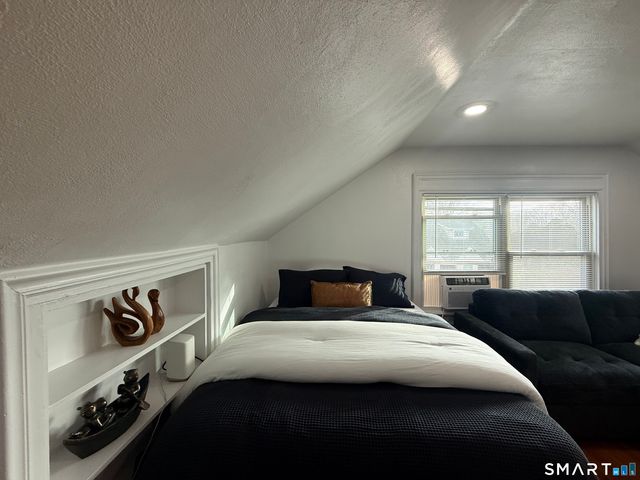 883 Montauk Avenue, New London, CT 06320