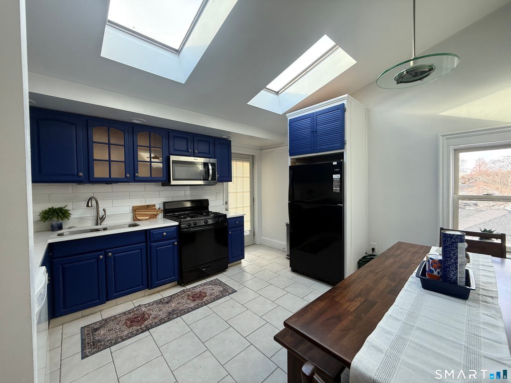 883 Montauk Avenue, New London, CT 06320