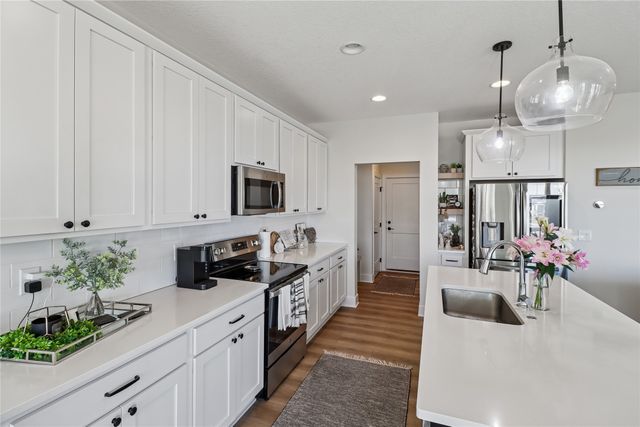 302 S 91st Street, West Des Moines, IA 50266