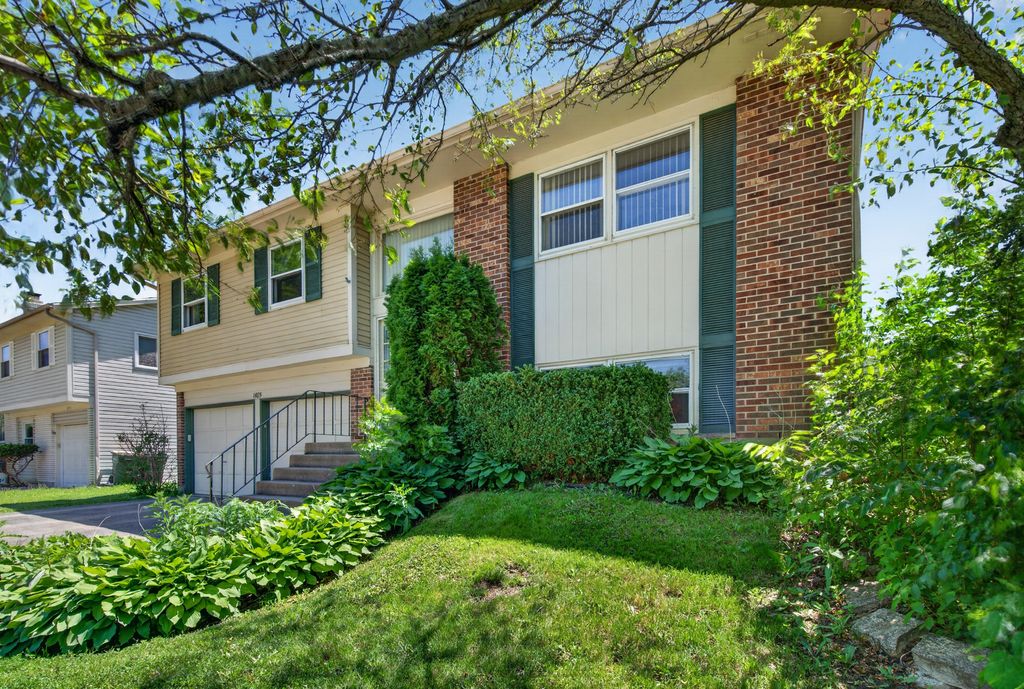 Image 2 of property listing at 1485 Westbury Drive, Hoffman Estates, IL 60192