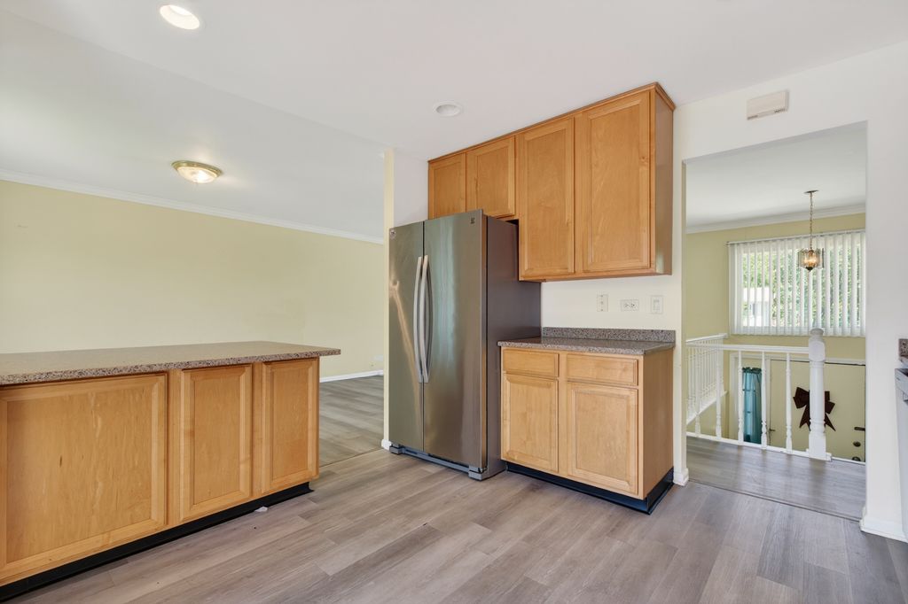 Image 11 of property listing at 1485 Westbury Drive, Hoffman Estates, IL 60192