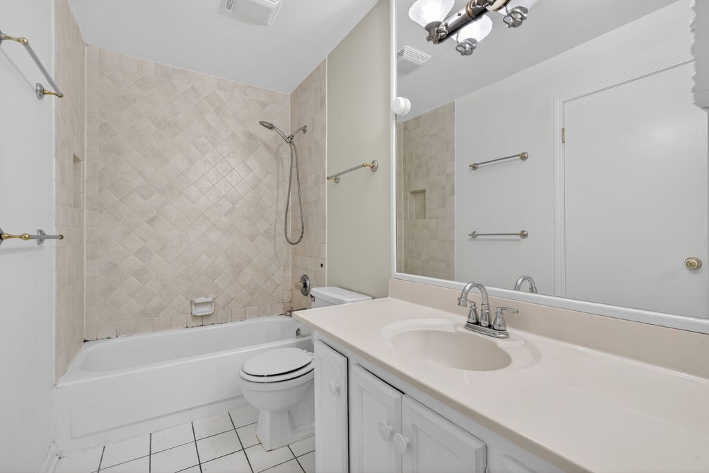 Image 12 of property listing at 1485 Westbury Drive, Hoffman Estates, IL 60192