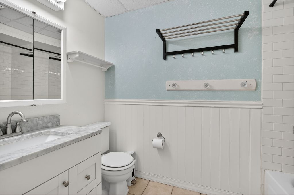 Image 13 of property listing at 1485 Westbury Drive, Hoffman Estates, IL 60192