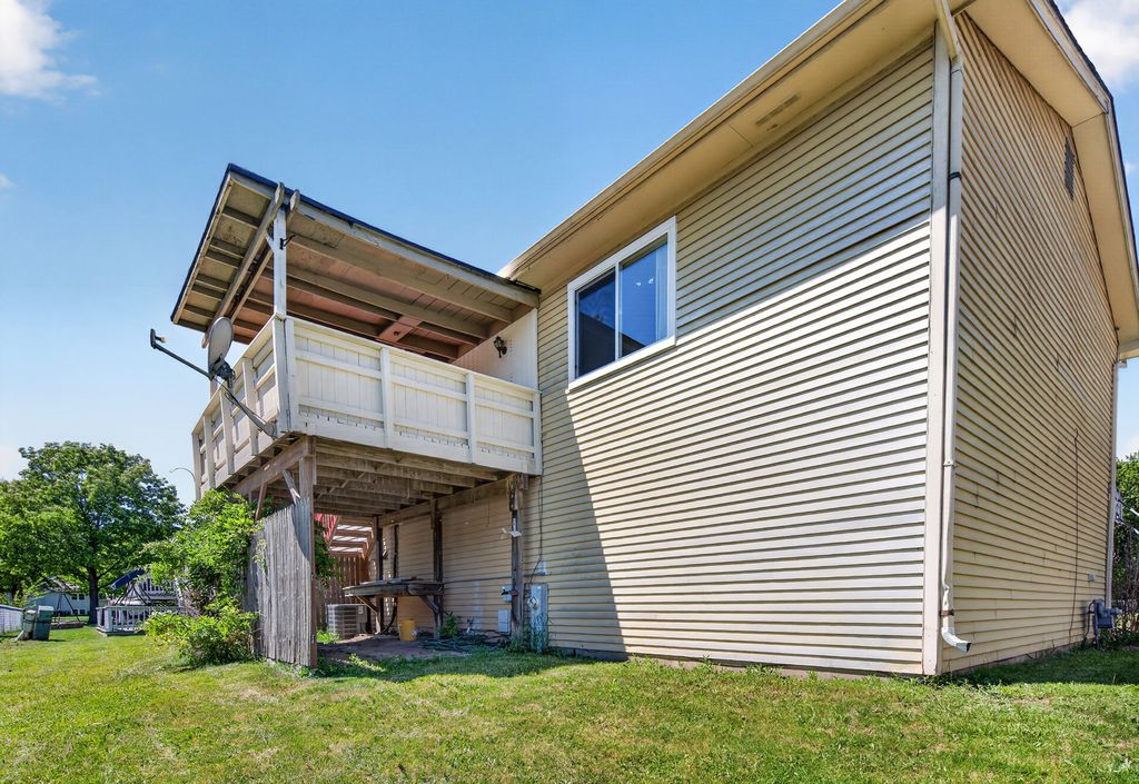 Image 15 of property listing at 1485 Westbury Drive, Hoffman Estates, IL 60192