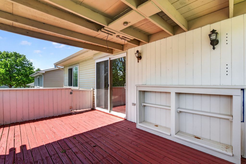Image 18 of property listing at 1485 Westbury Drive, Hoffman Estates, IL 60192