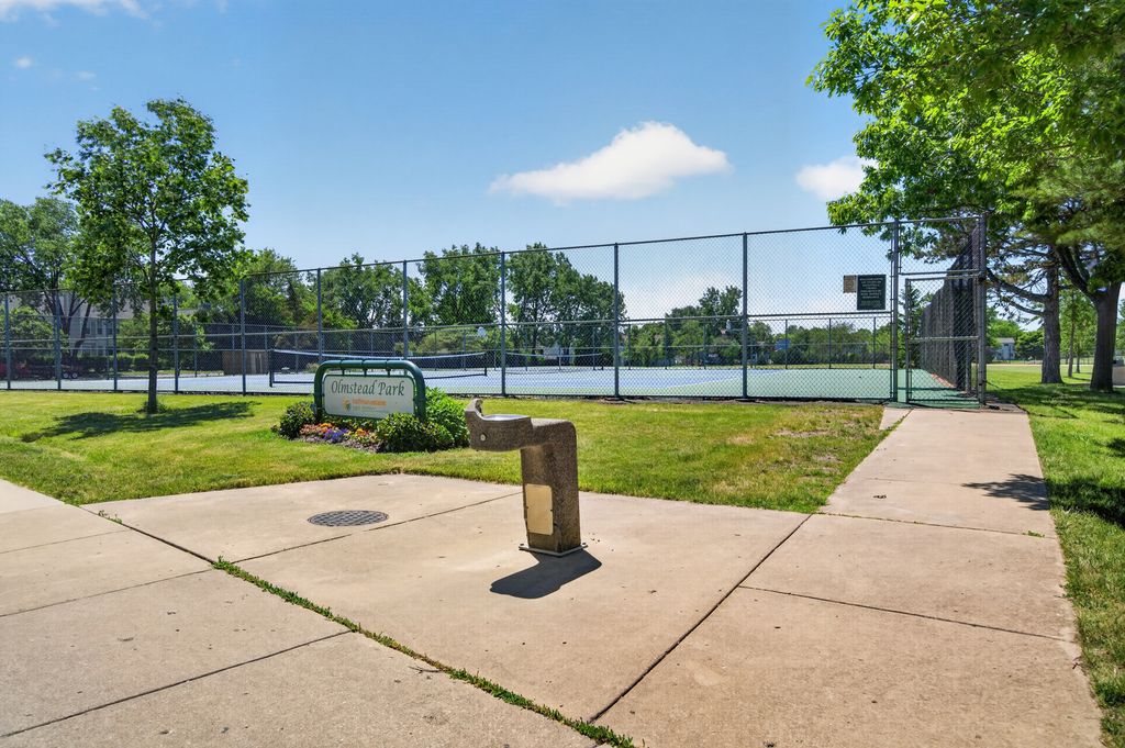 Image 19 of property listing at 1485 Westbury Drive, Hoffman Estates, IL 60192