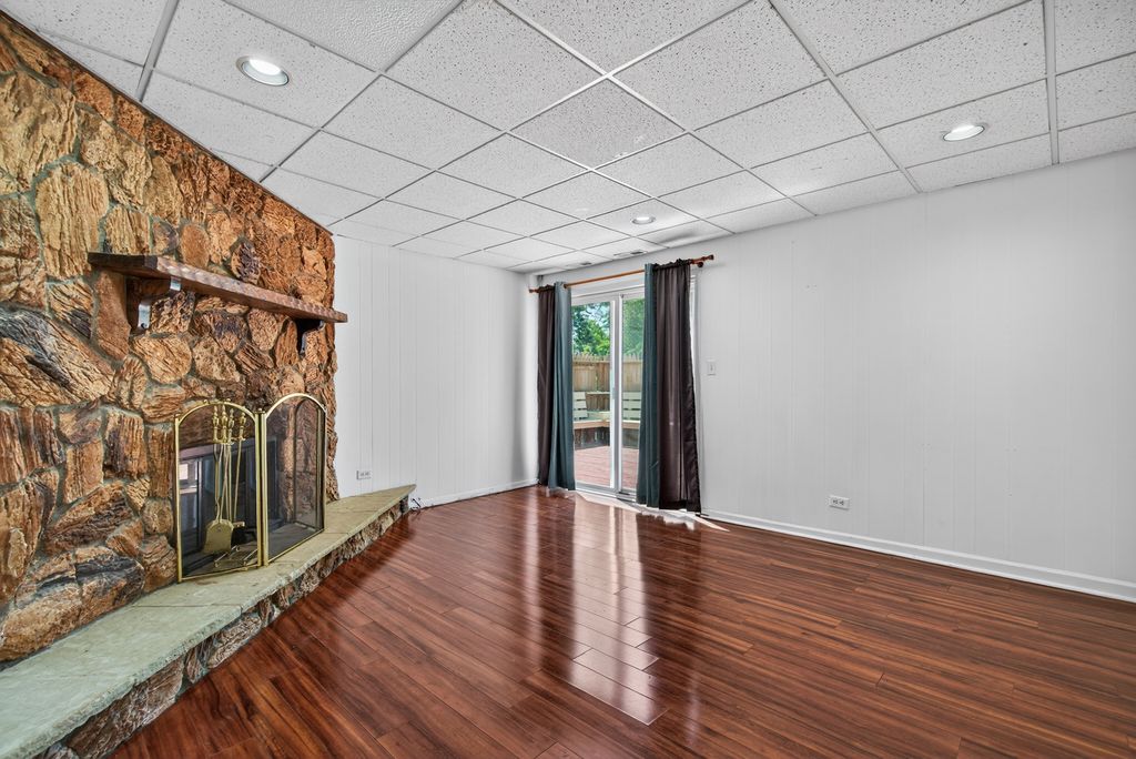 Image 3 of property listing at 1485 Westbury Drive, Hoffman Estates, IL 60192