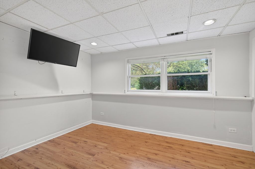 Image 4 of property listing at 1485 Westbury Drive, Hoffman Estates, IL 60192