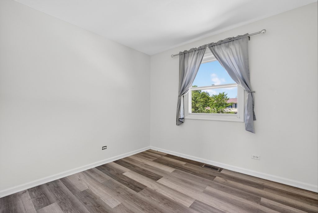 Image 5 of property listing at 1485 Westbury Drive, Hoffman Estates, IL 60192