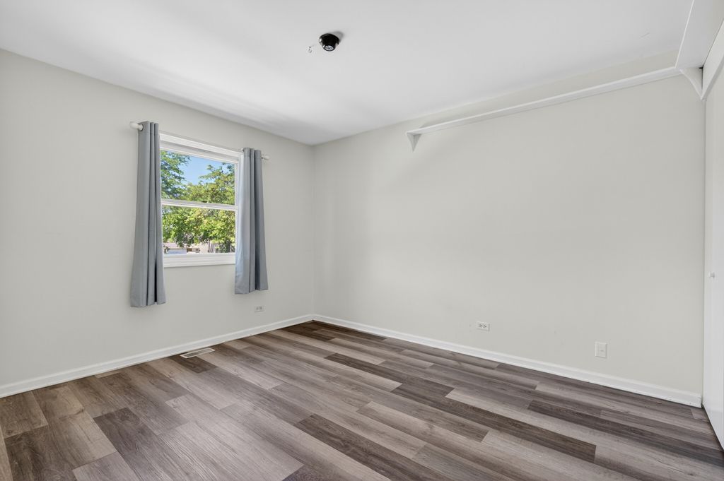 Image 6 of property listing at 1485 Westbury Drive, Hoffman Estates, IL 60192