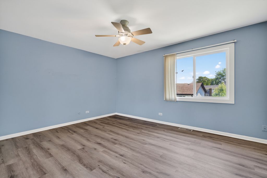 Image 7 of property listing at 1485 Westbury Drive, Hoffman Estates, IL 60192