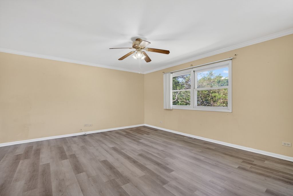 Image 8 of property listing at 1485 Westbury Drive, Hoffman Estates, IL 60192