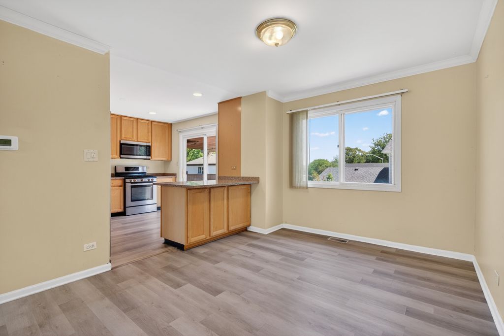 Image 9 of property listing at 1485 Westbury Drive, Hoffman Estates, IL 60192