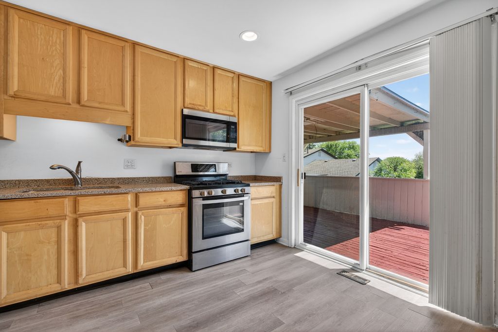 Image 10 of property listing at 1485 Westbury Drive, Hoffman Estates, IL 60192