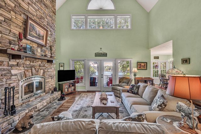 1100 Angela CT, Moneta, VA 24121