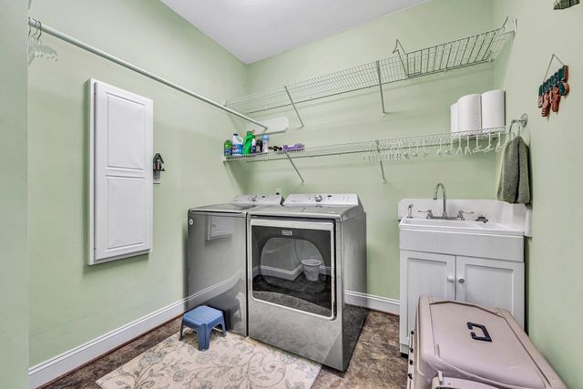 1100 Angela CT, Moneta, VA 24121