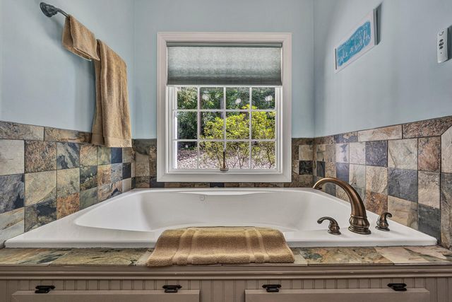 1100 Angela CT, Moneta, VA 24121