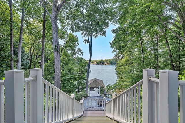 1100 Angela CT, Moneta, VA 24121