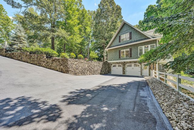 1100 Angela CT, Moneta, VA 24121