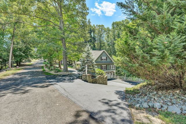 1100 Angela CT, Moneta, VA 24121